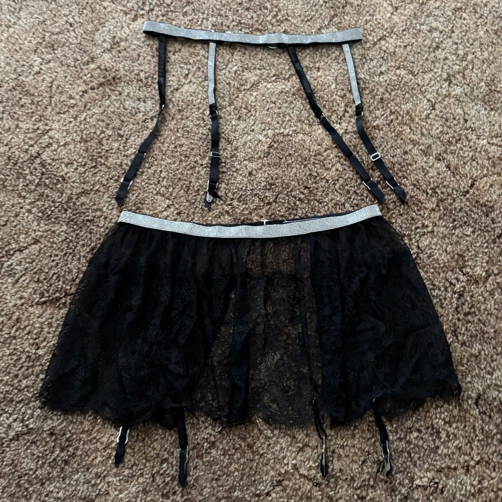 NEW Victoria’s Secret Lace Garter Belt size M/L